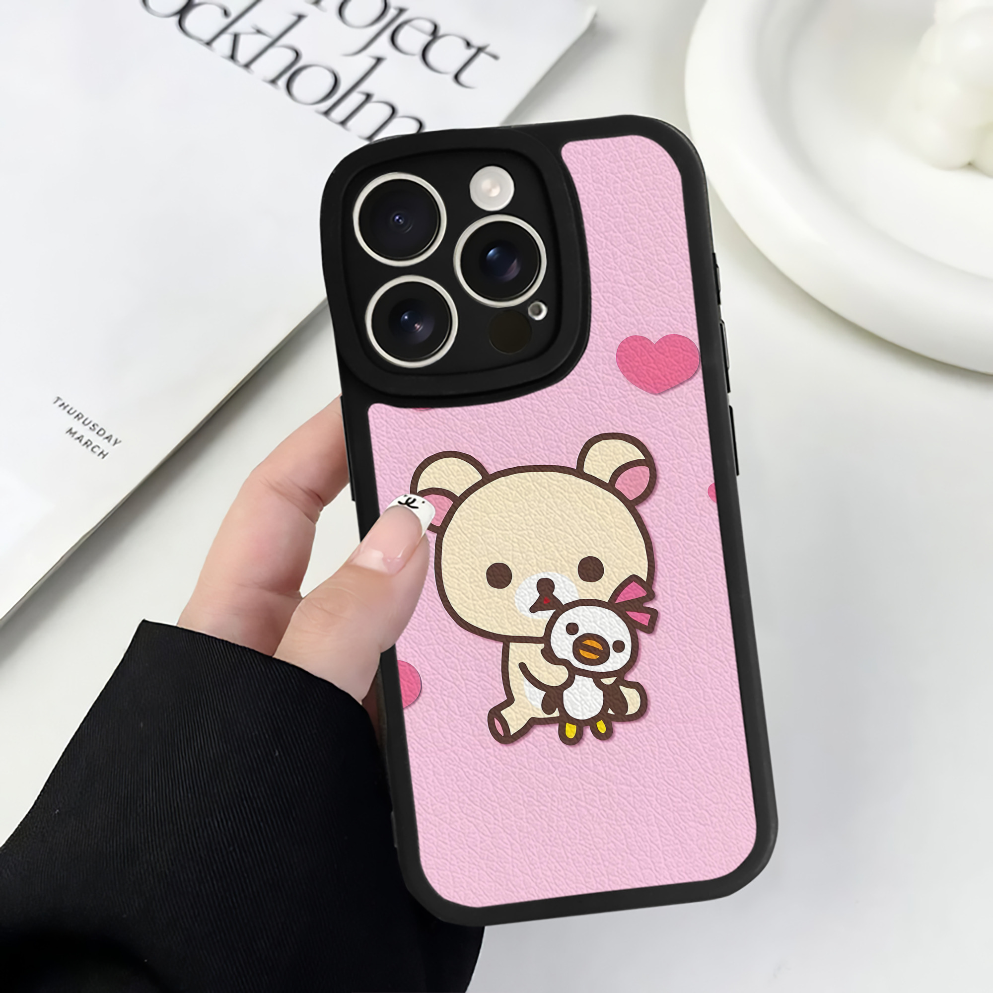 （画像用） リラックマ リラックマ キイロイトリ Rilakkuma Korilakkuma Kiiroitori 【iPhone 16シリーズ対応】シリコンスマホケース（レザー調） 材質：シリコン